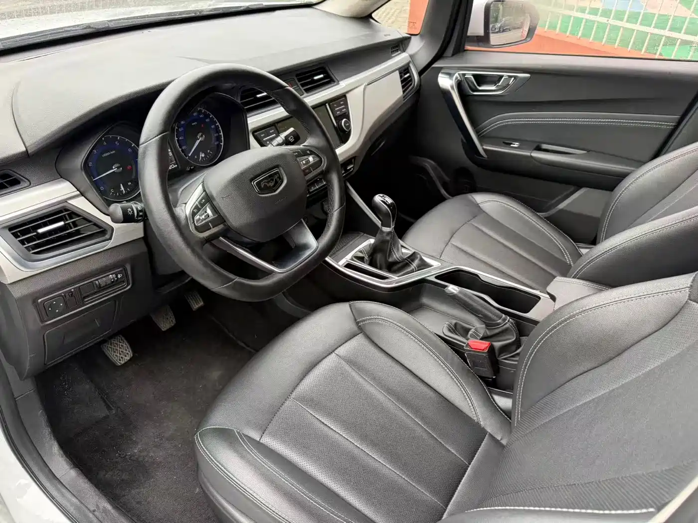 Фото 8 - Geely Vision X3