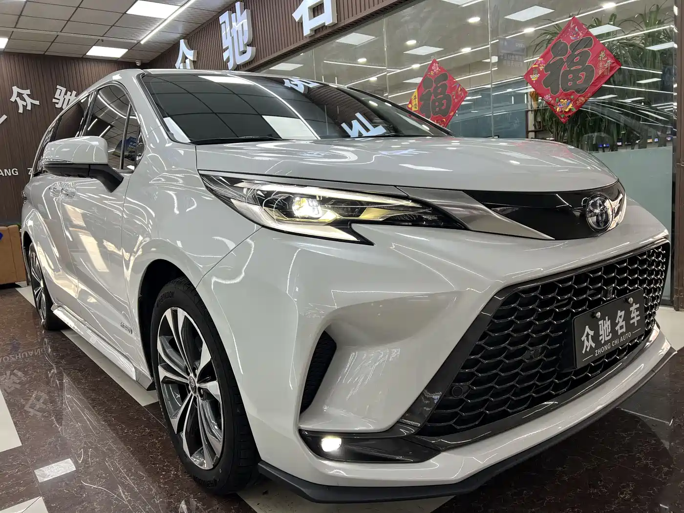Toyota Granvia 2023 2.5L Hybrid Flagship VIP Edition фото 3