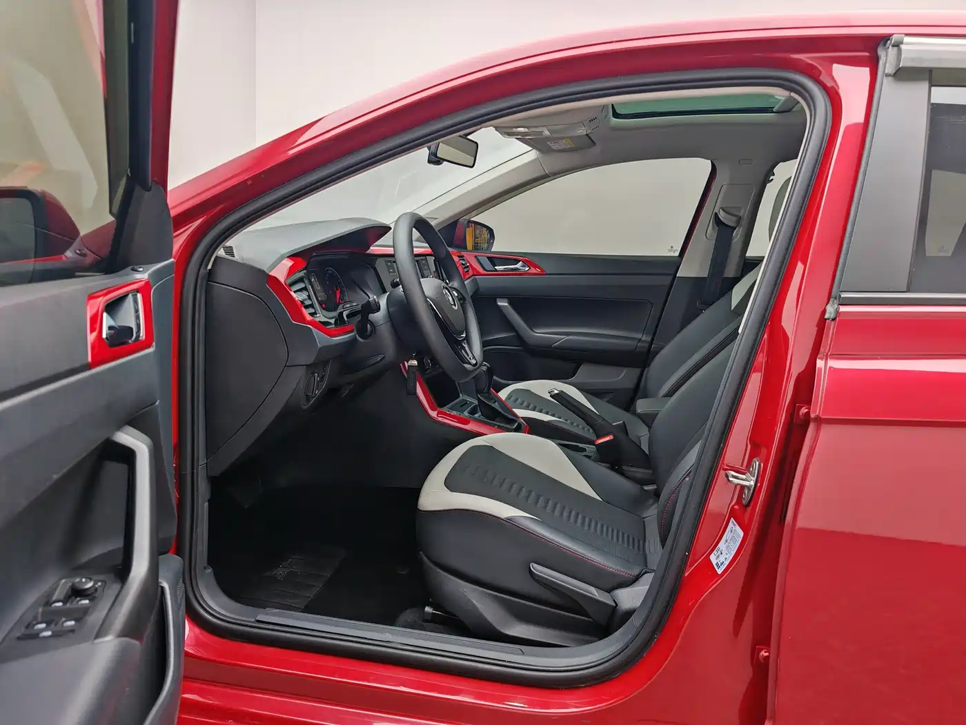 VOLKSWAGEN POLO
