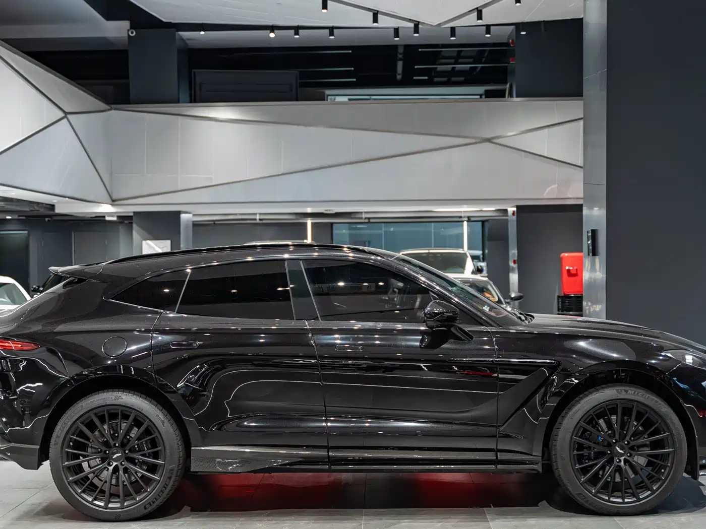 ASTON MARTIN DBX