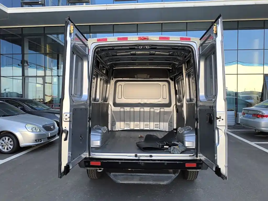 Dongfeng Yufeng Yufeng 2023 2023 V9+ 2.3T Manual FWD Van Short Wheelbase Medium Roof 3 Seater