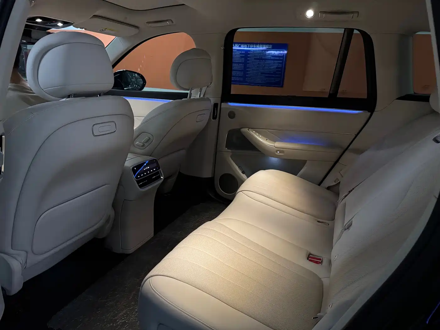 AITO Wenjie AITO M8 2025 Range Extender Max+ Edition 53.4kWh 5-seater фото 7