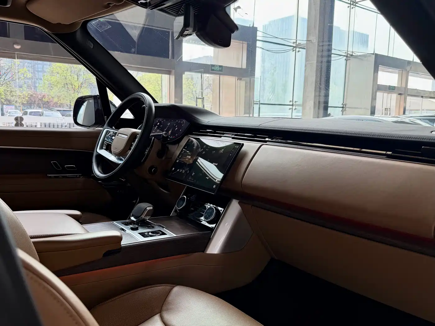 Land Rover Range Rover 2023 3.0 L6 360PS Golden Age Edition фото 24