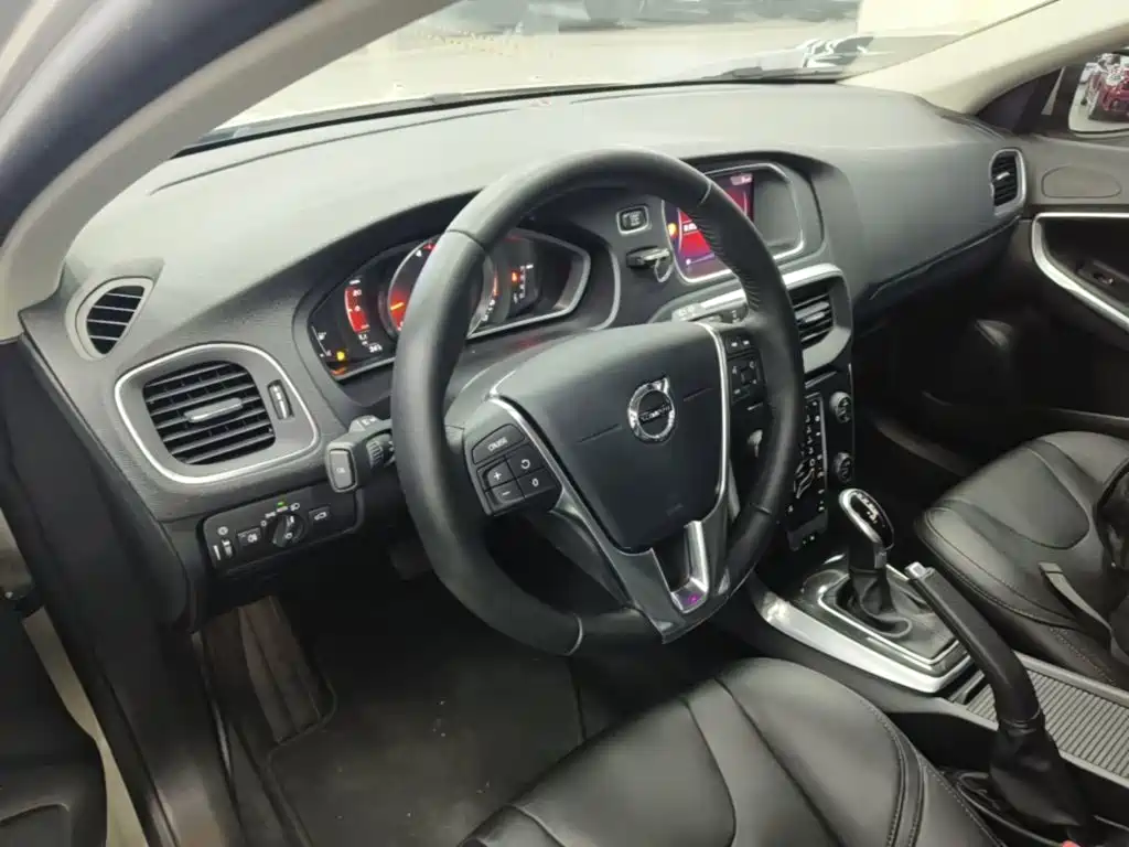 صورة 10 - Volvo V40