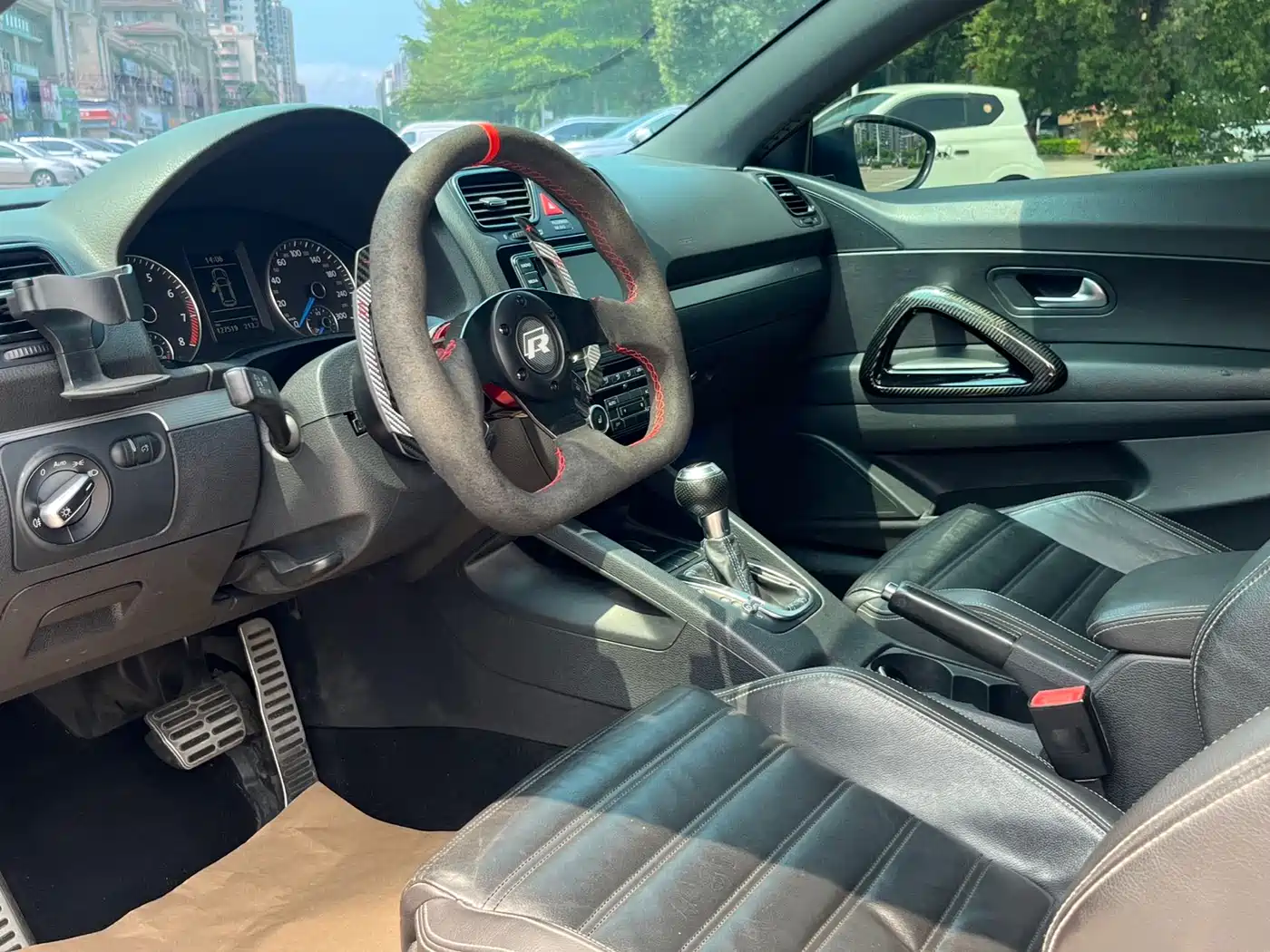 Volkswagen Scirocco 2011 Model R 2.0TSI фото 6