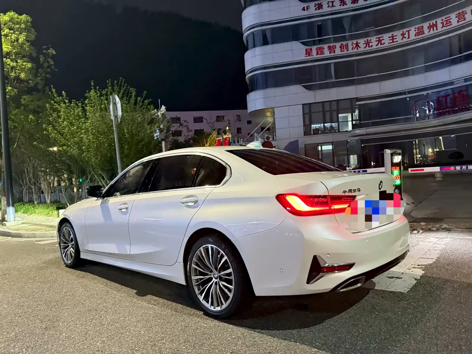 Photo 3 - BMW 3 Series