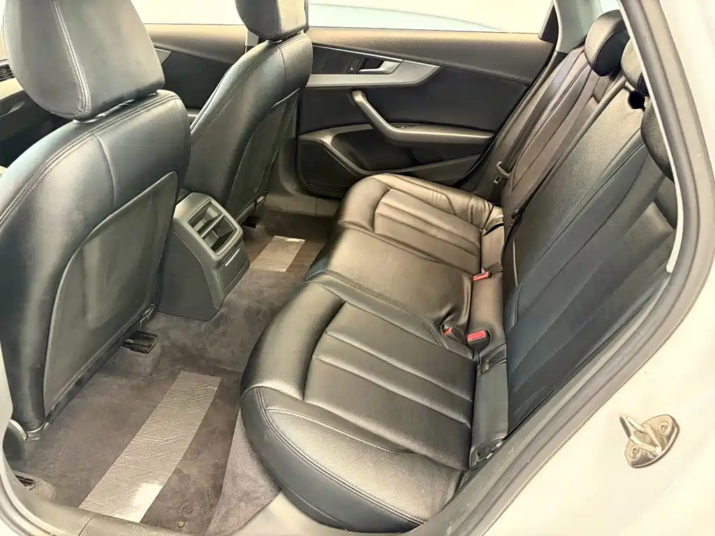 Photo 7 - Audi A4L