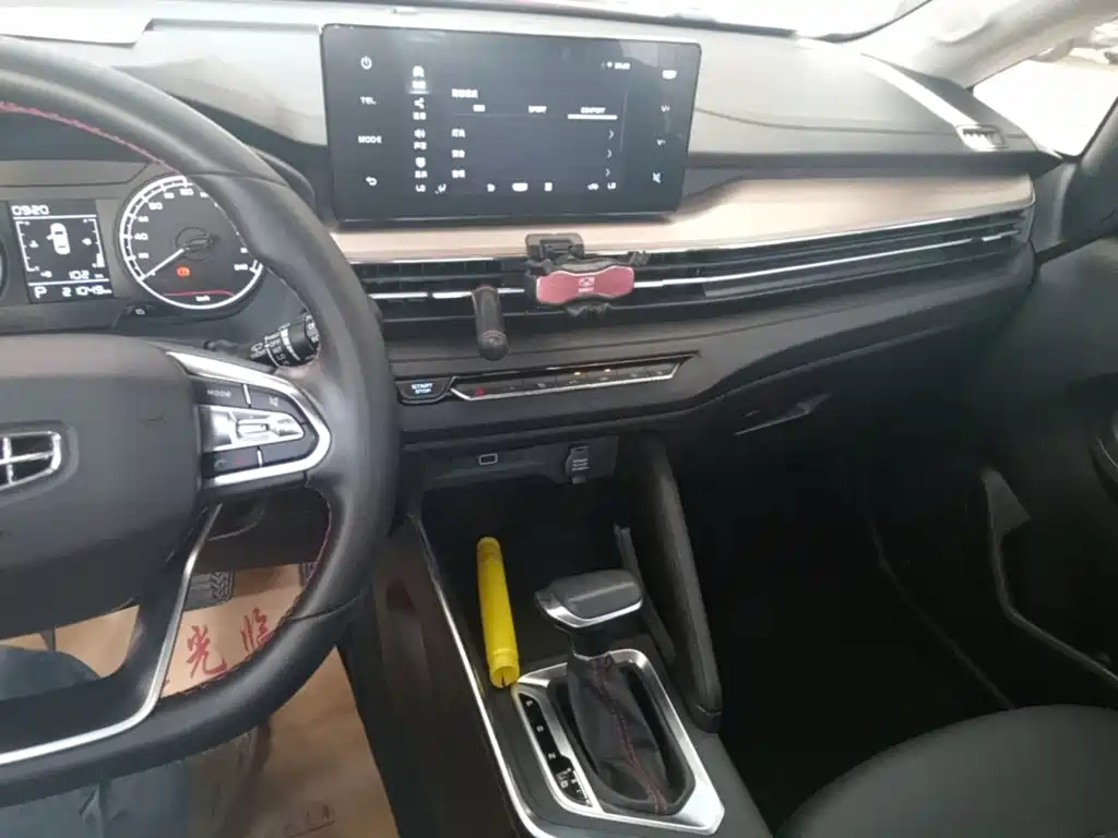 Фото 13 - Geely Vision X3