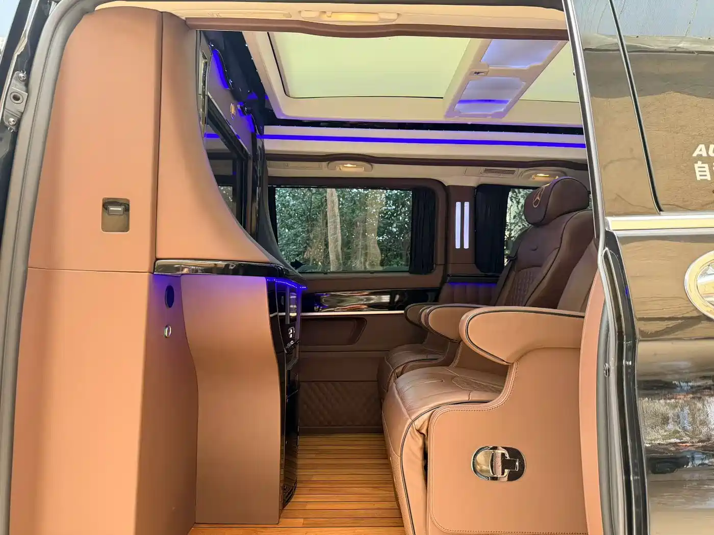 Mercedes-Benz V-Class 2017 Model V 260 L Premium Extended Edition фото 17