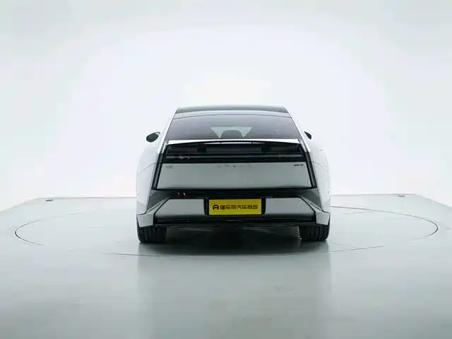 Фото 3 - XPeng P7
