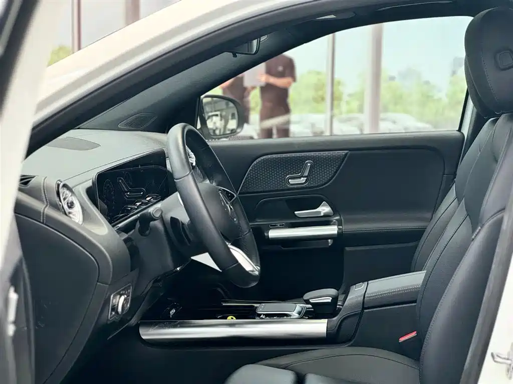 MERCEDES-BENZ GLA