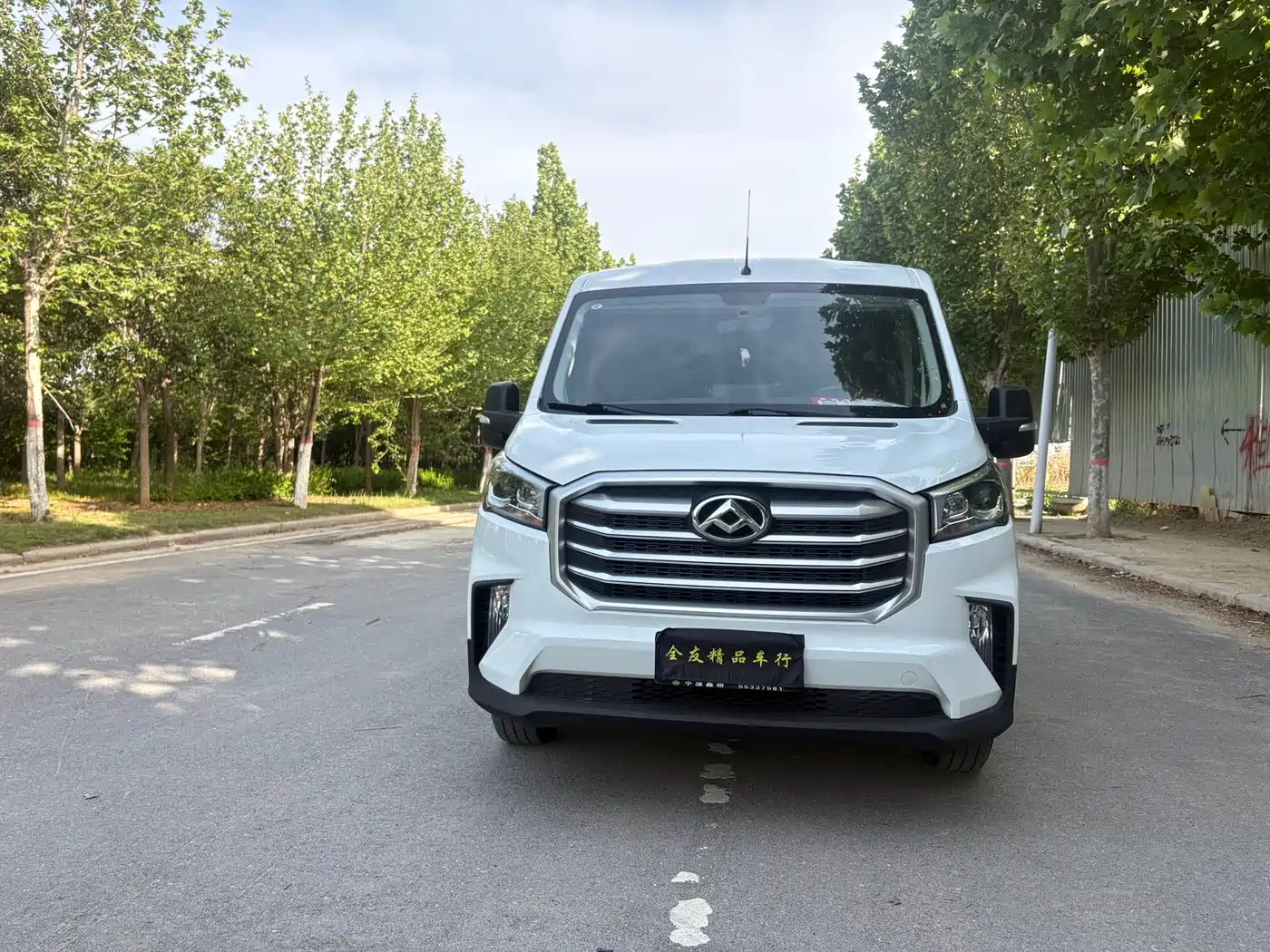 SAIC Maxus Xintu V90 2020 2.0T Manual YunJie Edition FWD Single Rear Tire Short Wheelbase Medium Roof 6-seater фото 2