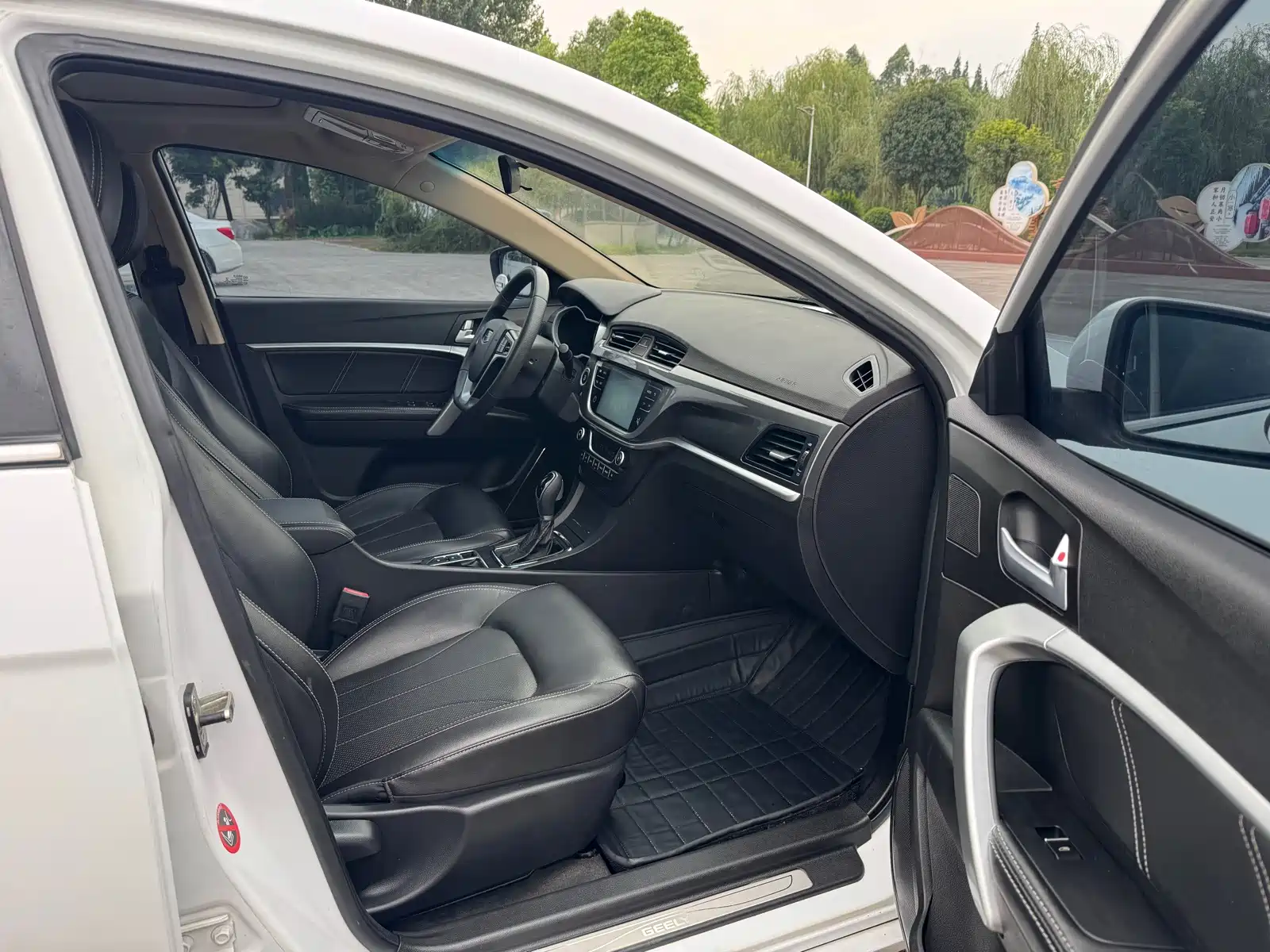 Фото 9 - Geely Emgrand