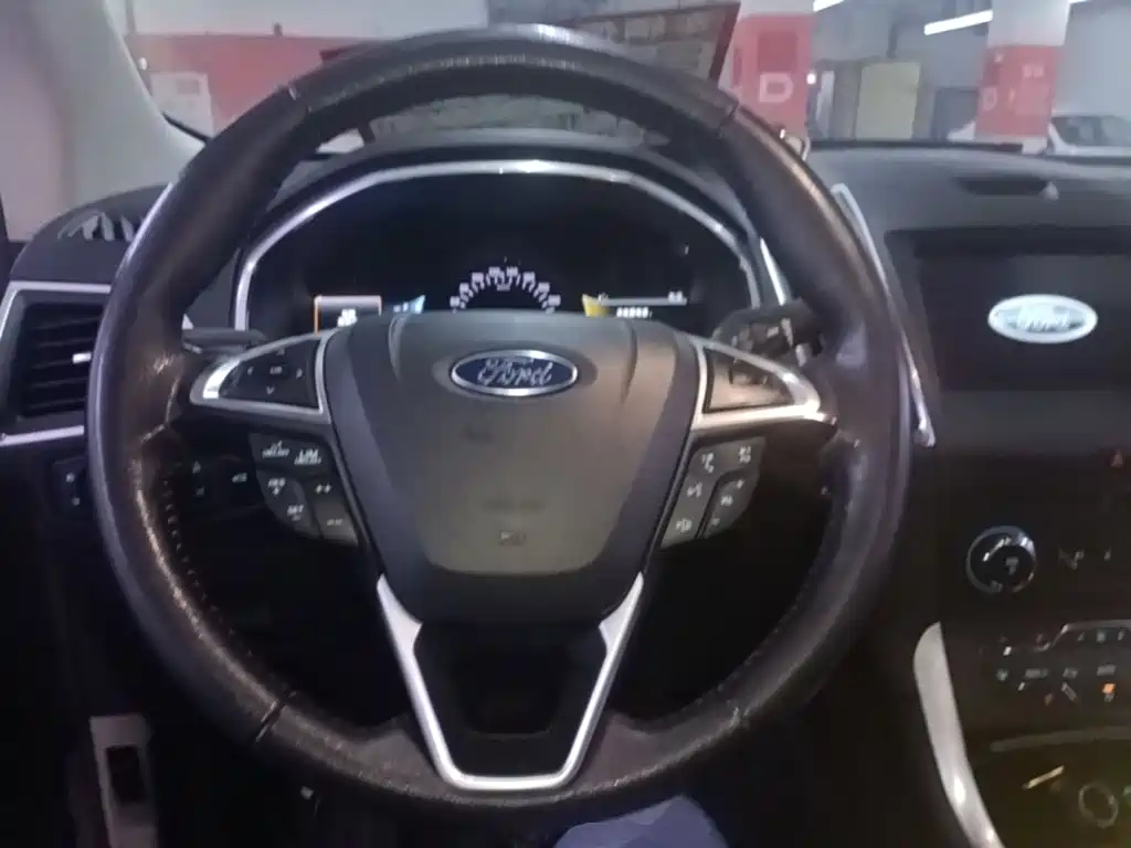 Фото 11 - Ford Edge