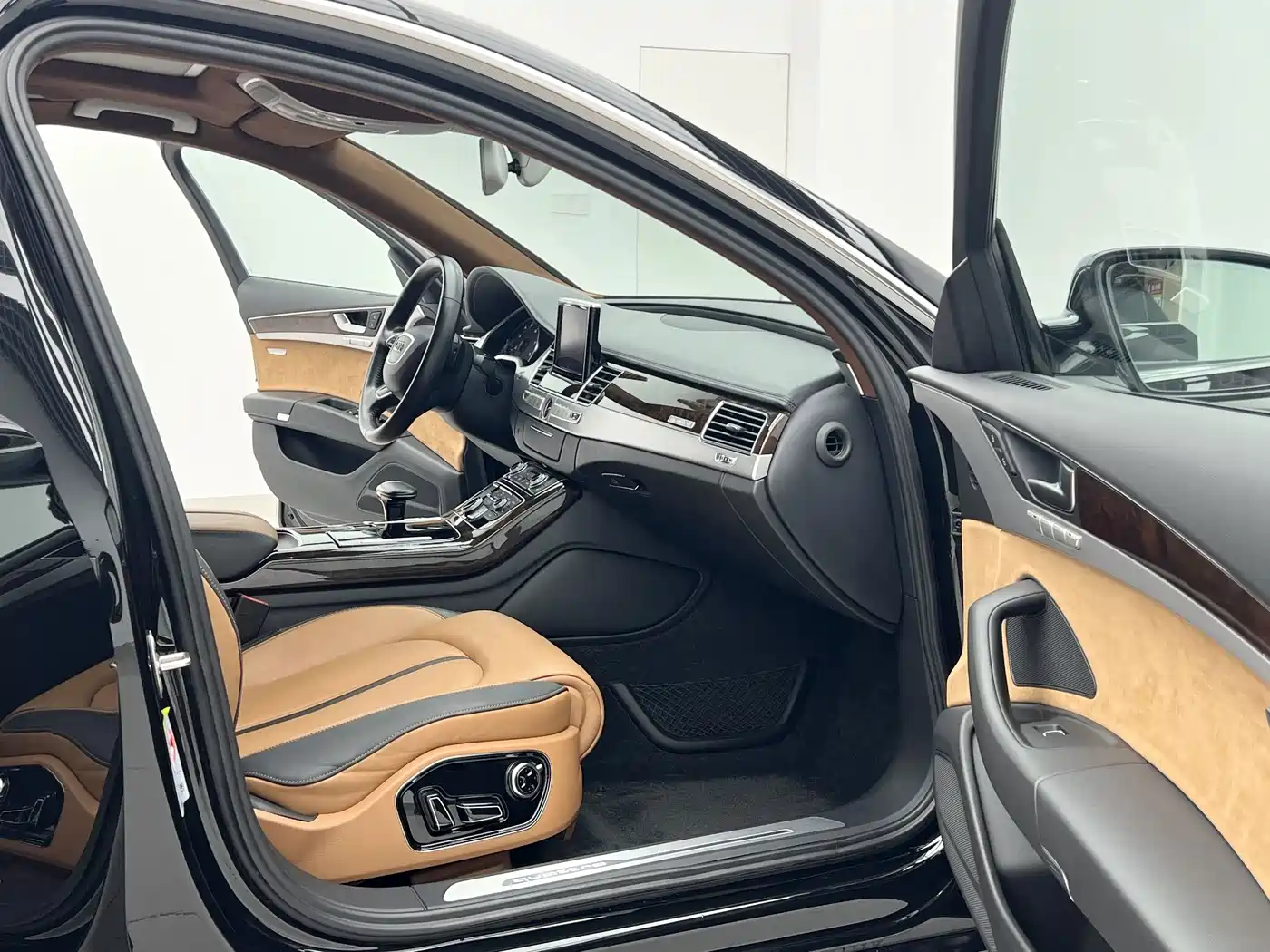 Фото 8 - Audi A8