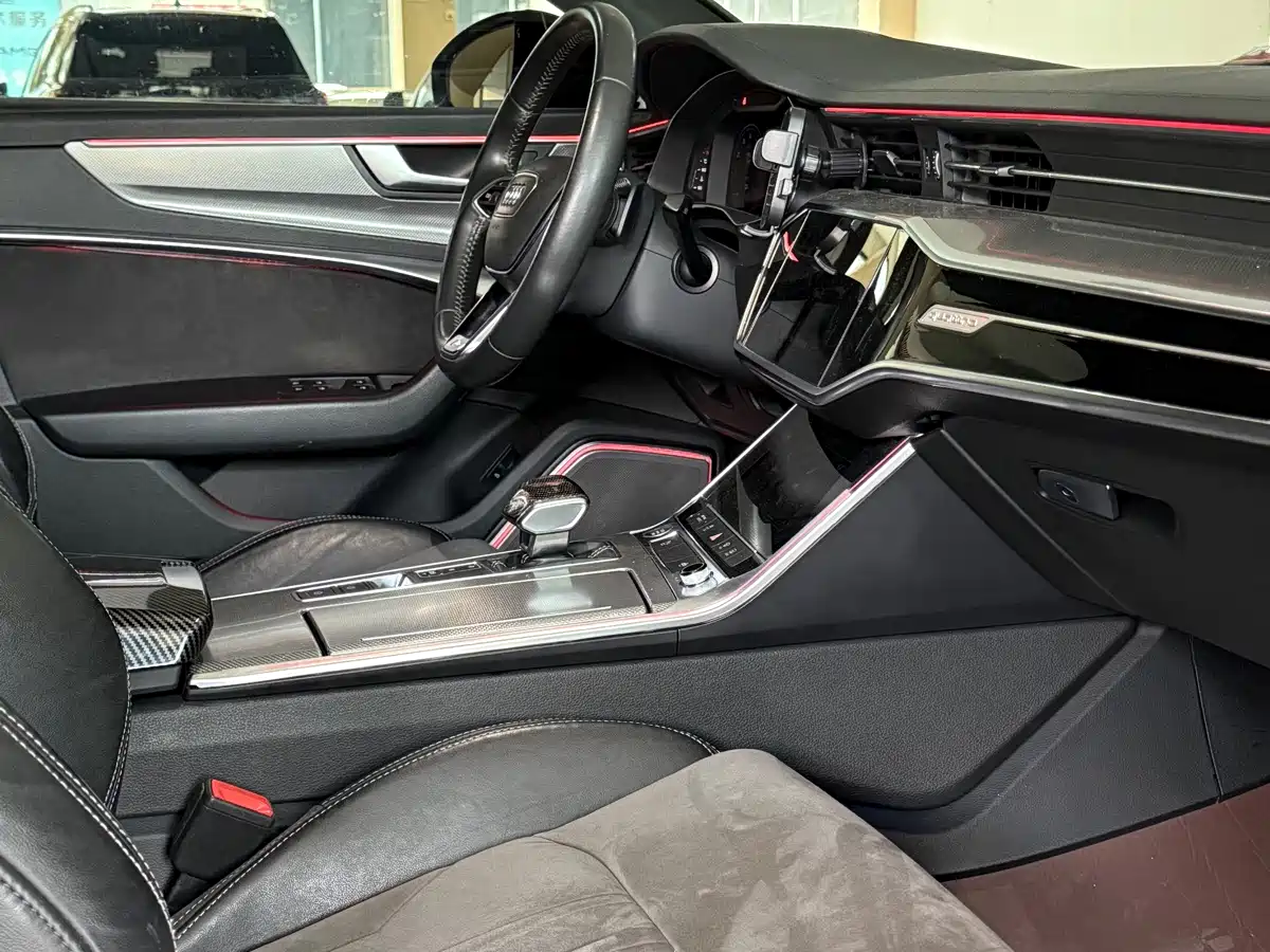 Фото 5 - Audi A6L