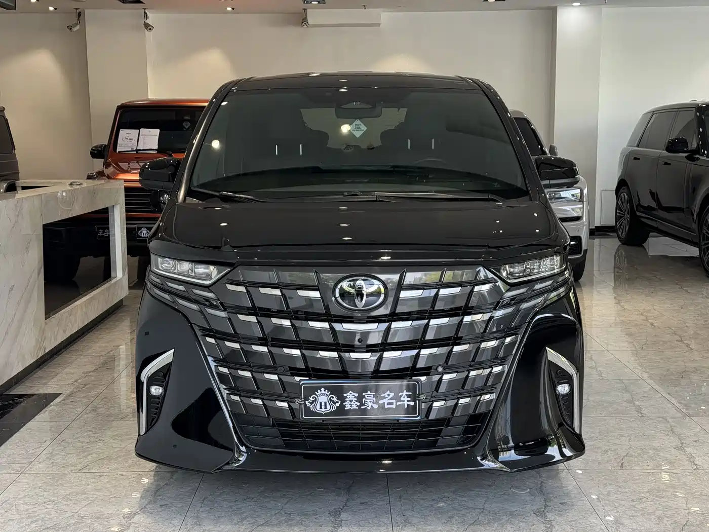 Toyota Alphard фото 2