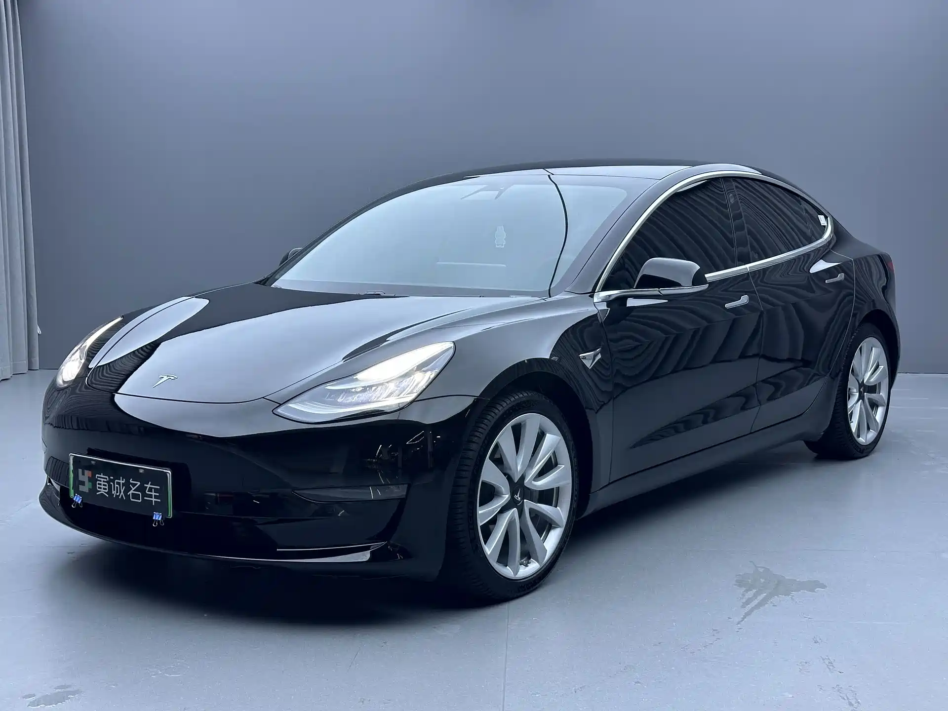 Фото 1 - Tesla Model 3