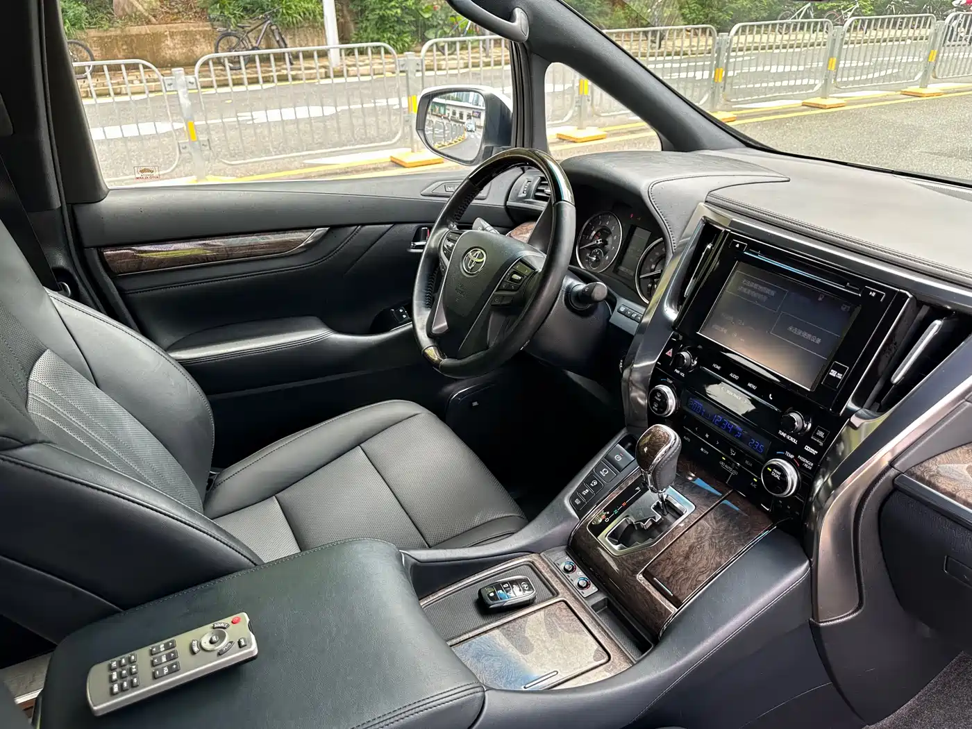 Toyota Alphard 2018 Facelift 3.5L Premium Edition фото 19
