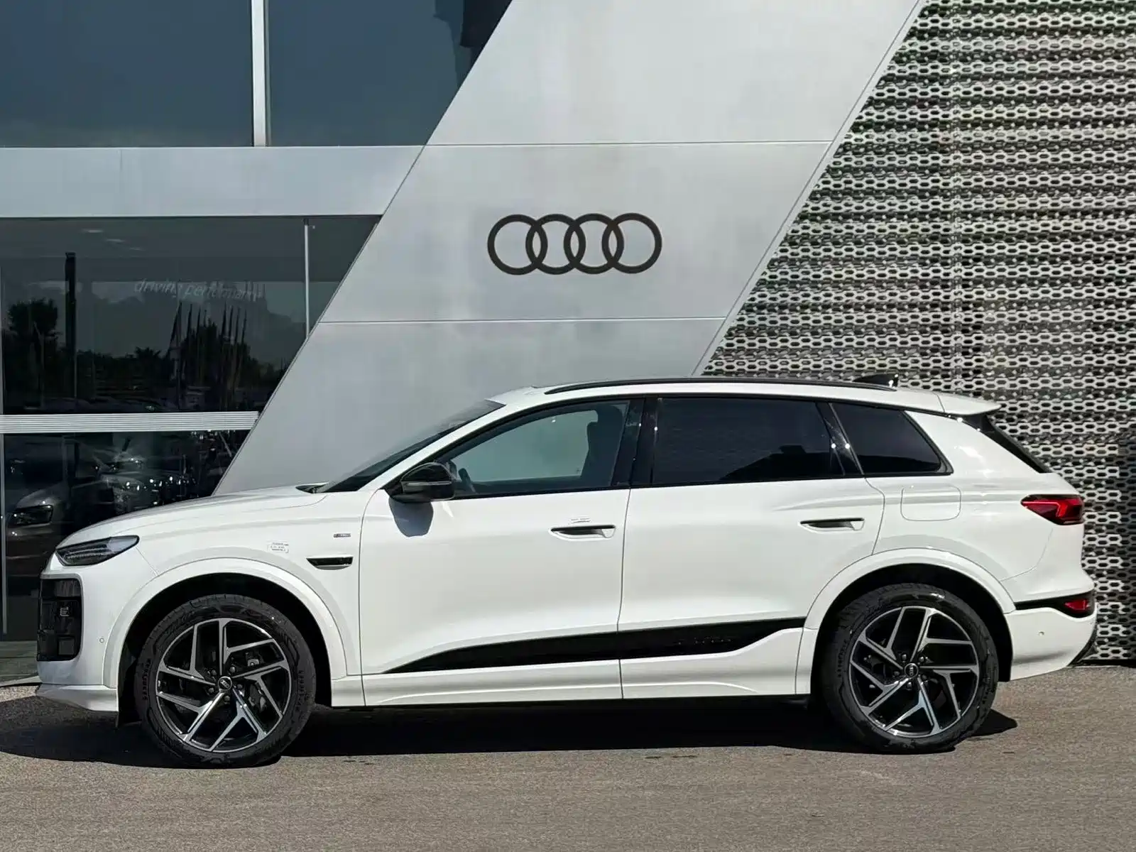 Photo 5 - Audi Q6L e-tron