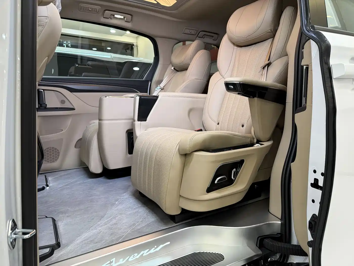 Buick GL8 2025 Land Business Class Comfort DG Edition фото 9