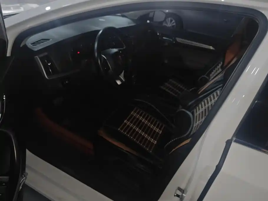 Roewe i6 2020 2020 PLUS 1.6L CVT 4G Connected Glory Luxury Edition