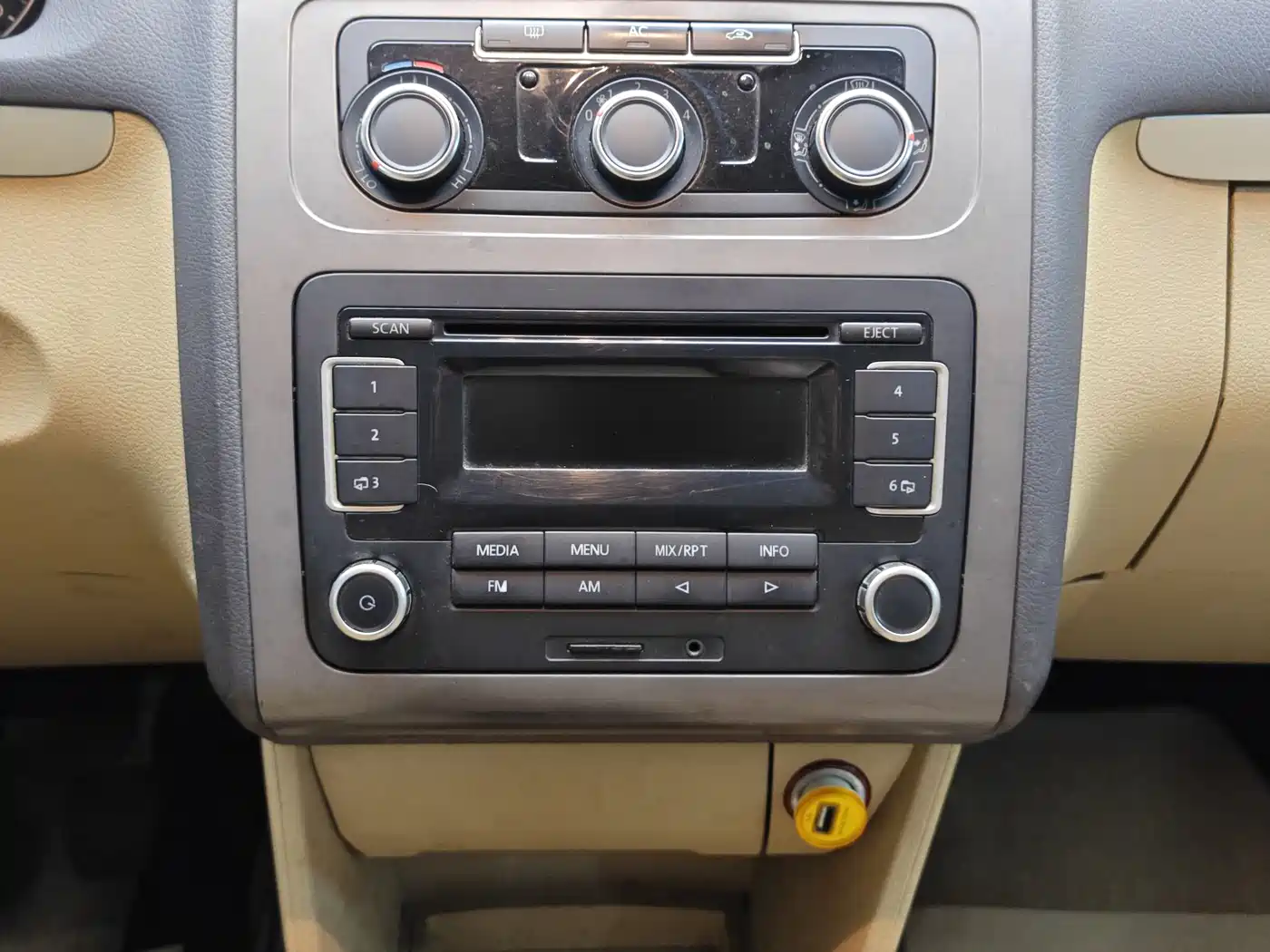 Volkswagen Touran 2011 1.4T Manual Smart Style 5-seater фото 16