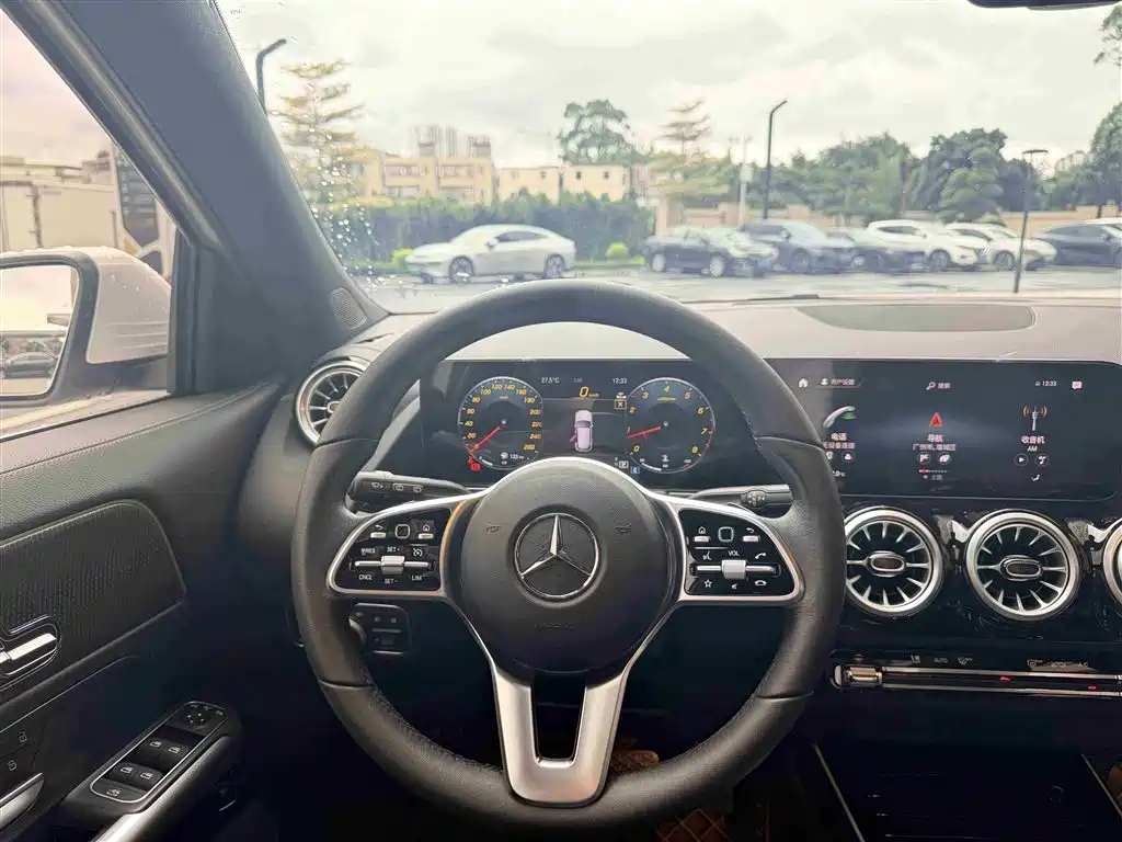 MERCEDES-BENZ GLA