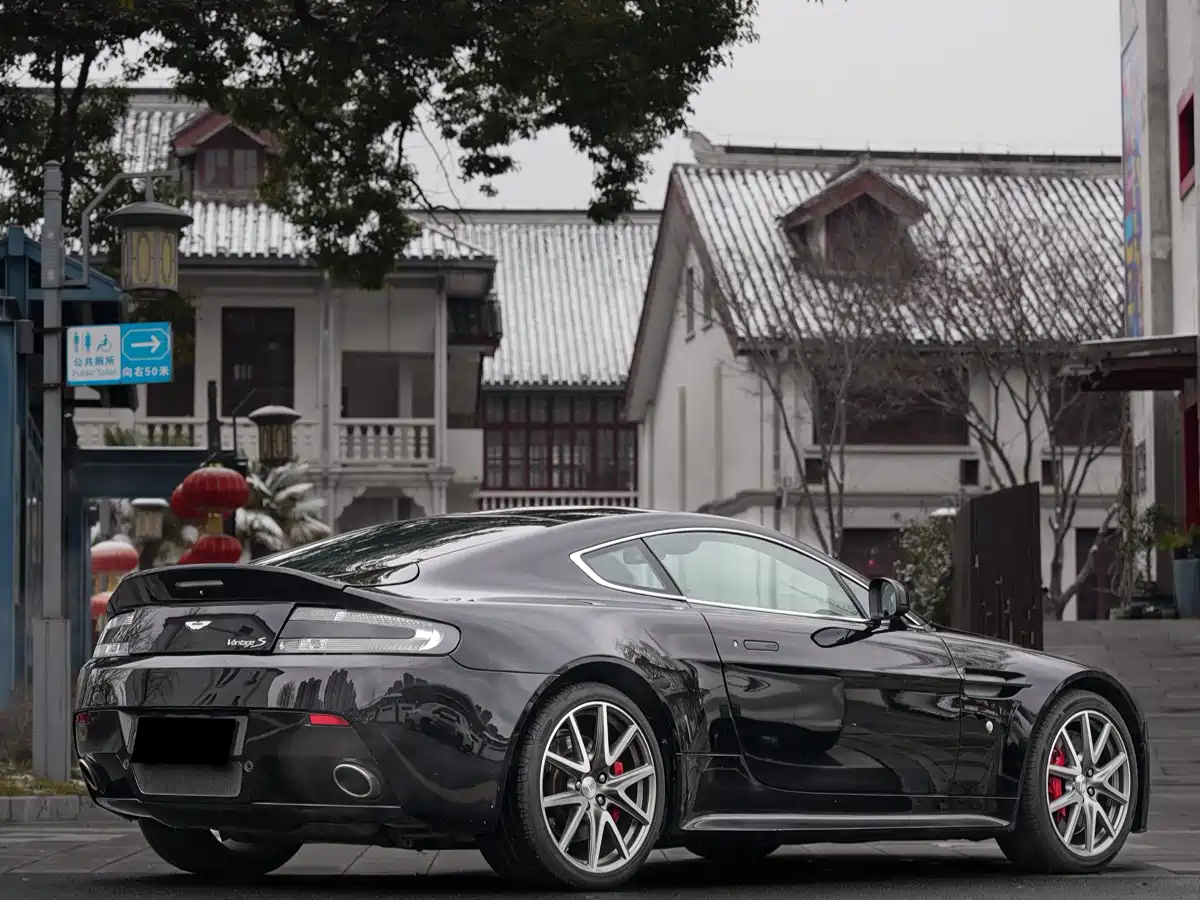 Aston Martin V8 Vantage 2012 4.7L S Coupe фото 6
