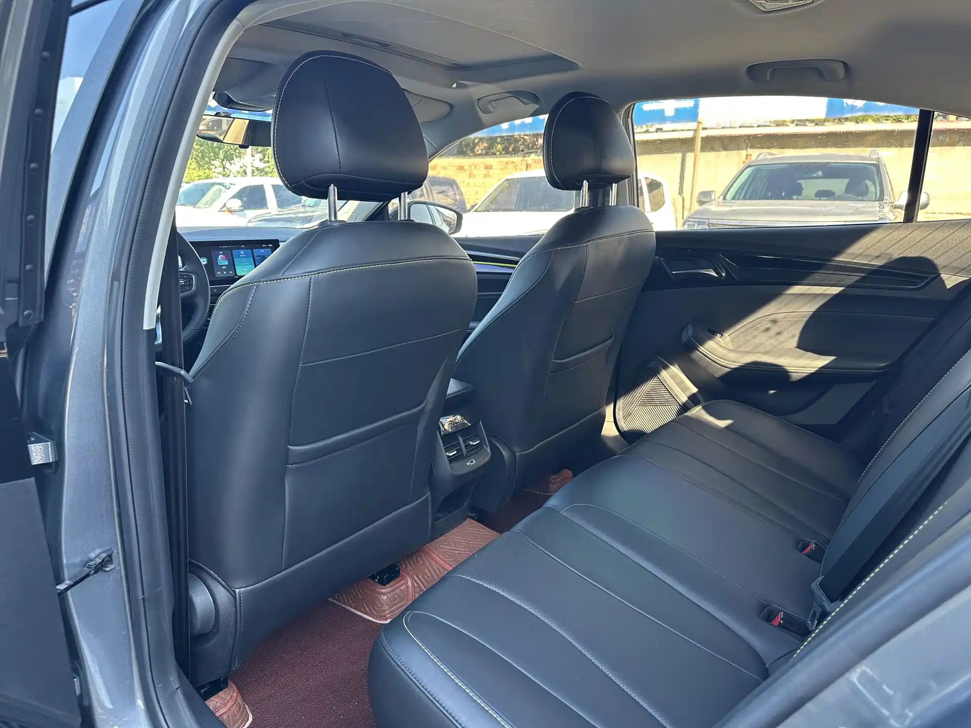 Фото 6 - Roewe i5