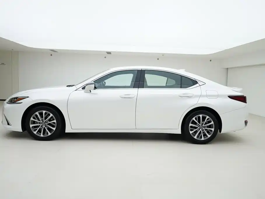 Фото 3 - Lexus ES