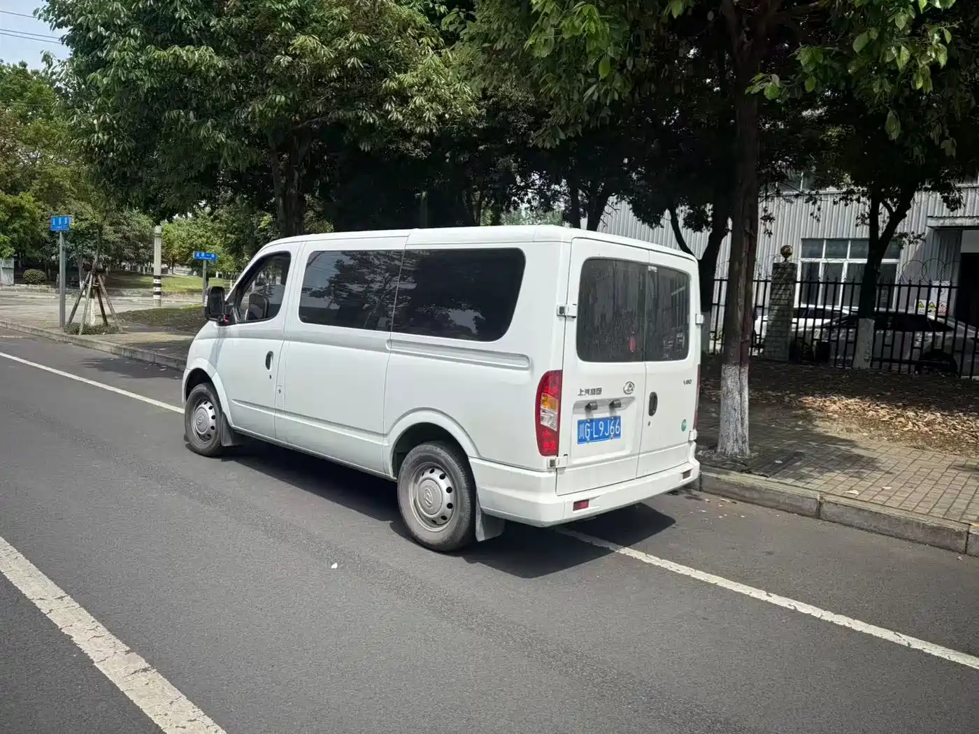 SAIC Maxus Xintu V80 2024 Model Year Aoyunton Value Edition 6MT Short Wheelbase Ultra Low Roof 127Ps 5/6-Seater фото 4