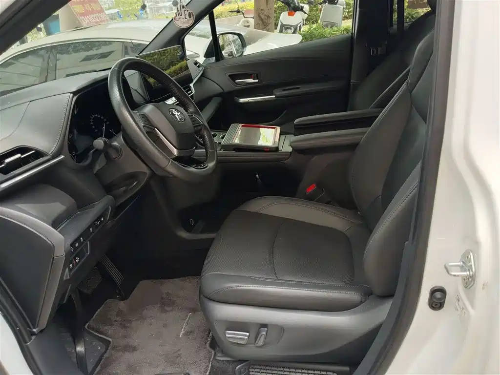 Toyota Sienna 2023 2.5L Hybrid Premium Edition фото 11