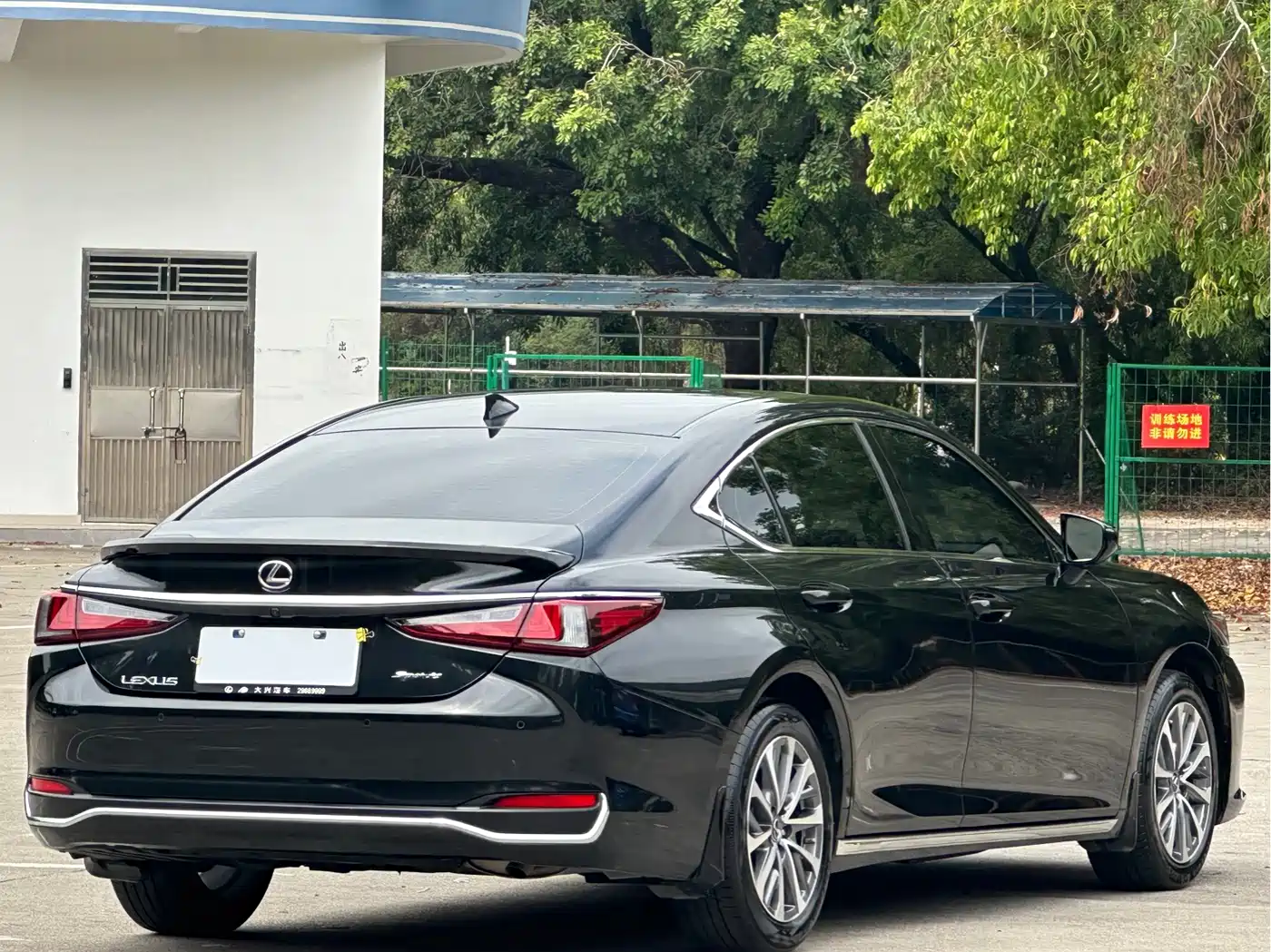 Фото 13 - Lexus ES