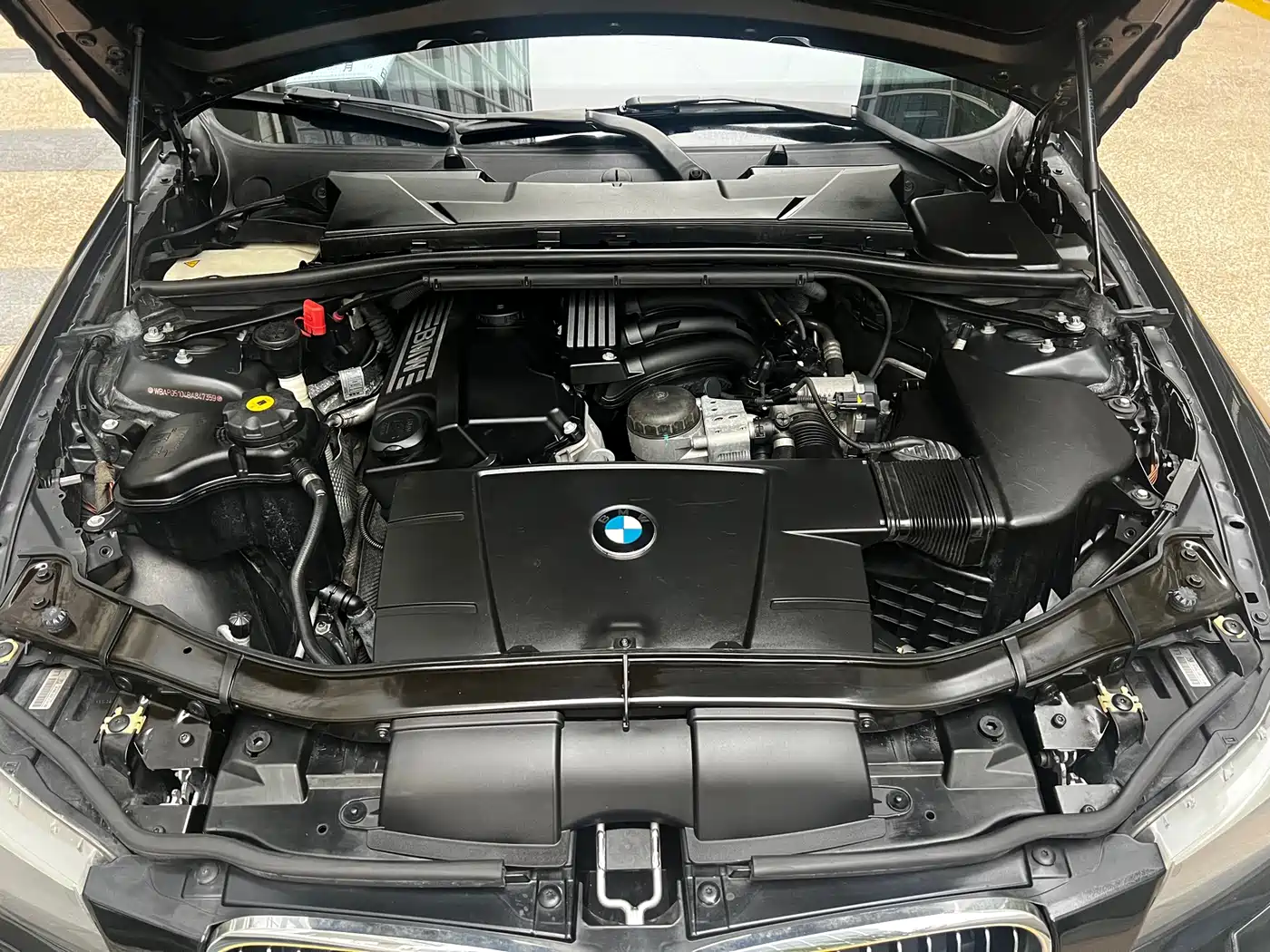 BMW 3 Series 2010 2011 320i Luxury
