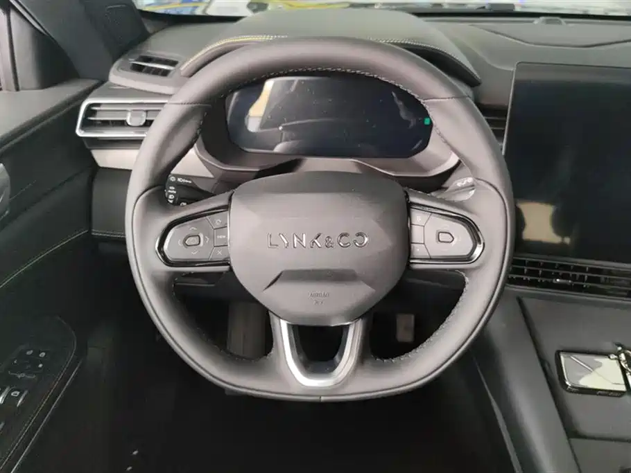 Lynk & Co 01 2025 Model Year 2.0TD 2WD Renewal Edition фото 15