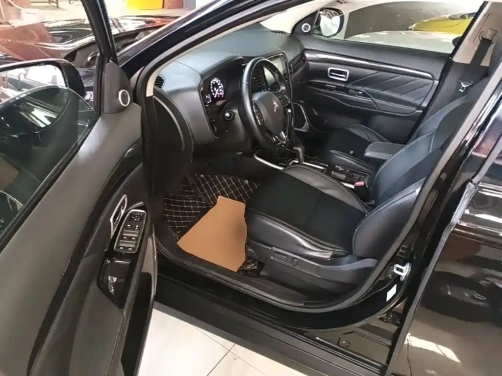 MITSUBISHI OUTLANDER