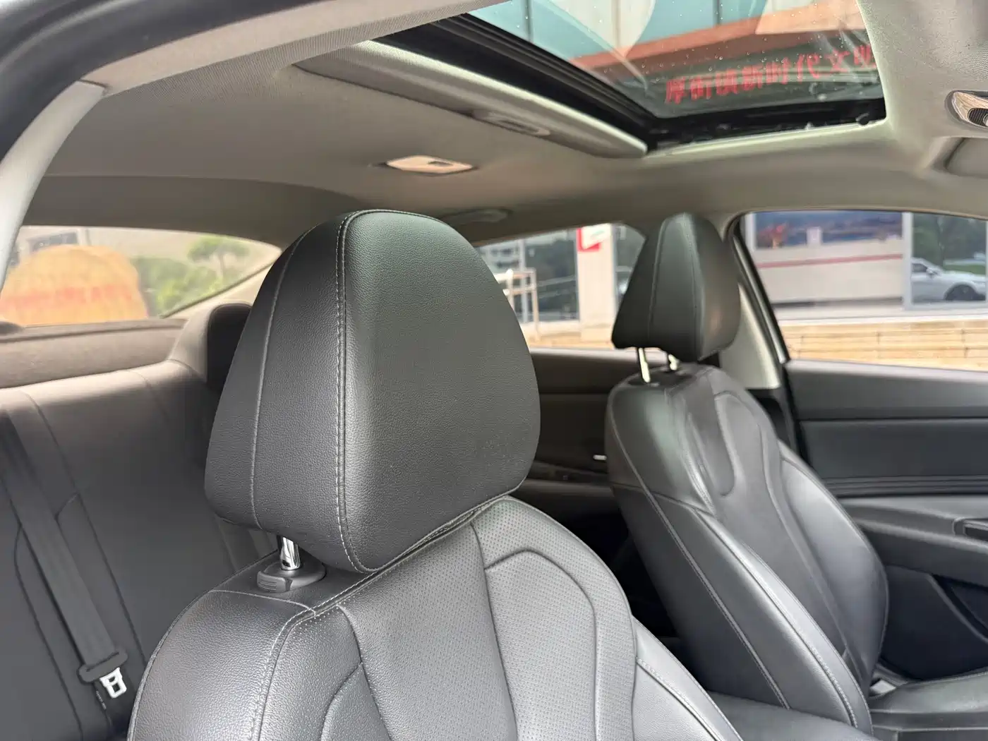 Hyundai Elantra 2022 1.5L CVT LUX Premium Edition фото 16