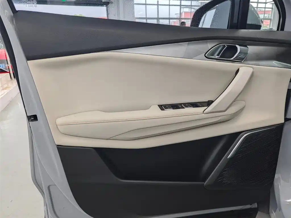 Lynk & Co 06 EM-P 2022 PHEV 84KM Range Pro фото 22