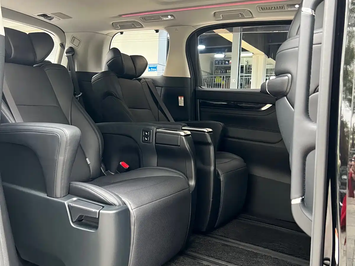 Toyota Vellfire фото 16