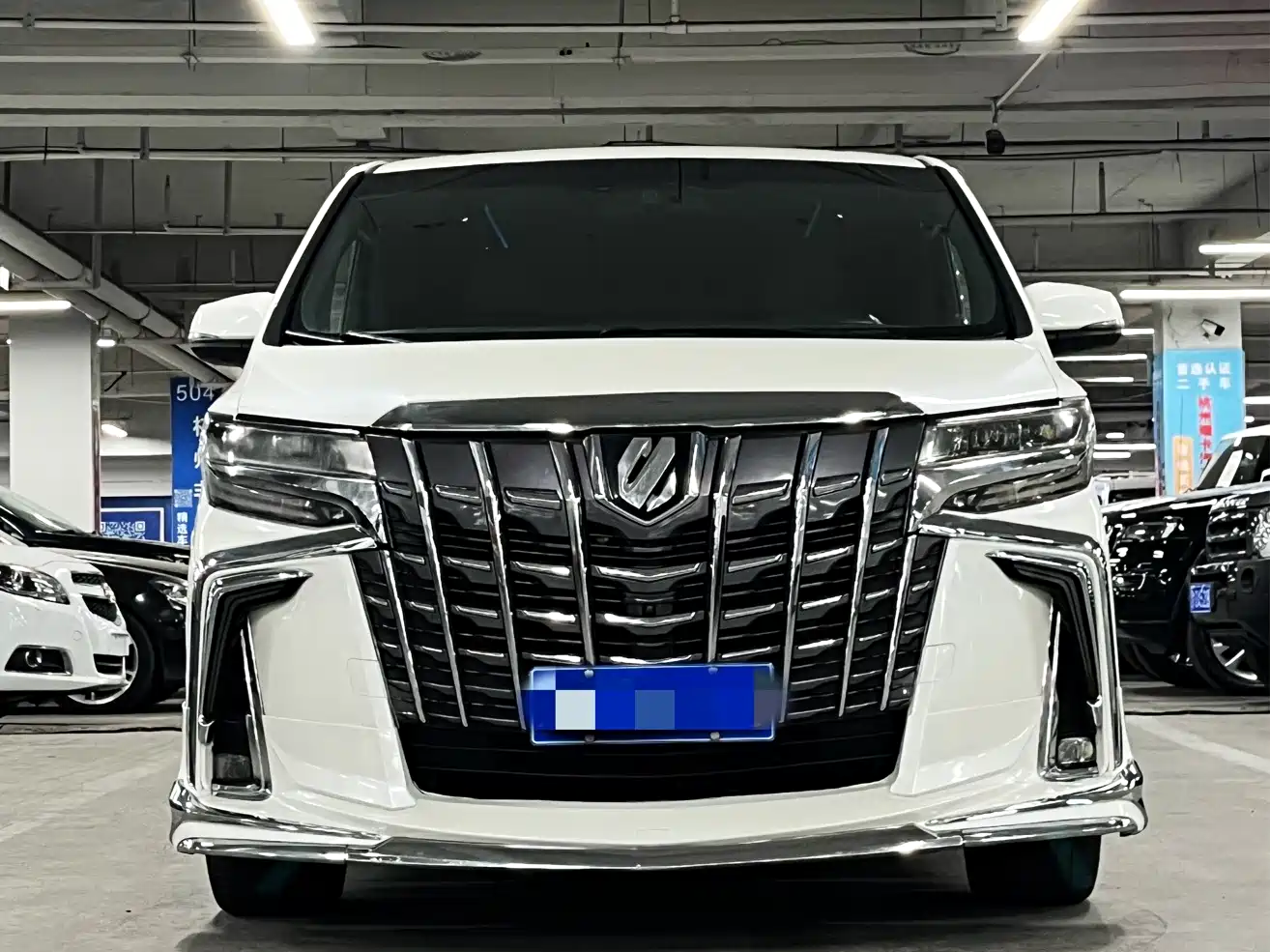 Photo 2 - Toyota Alphard