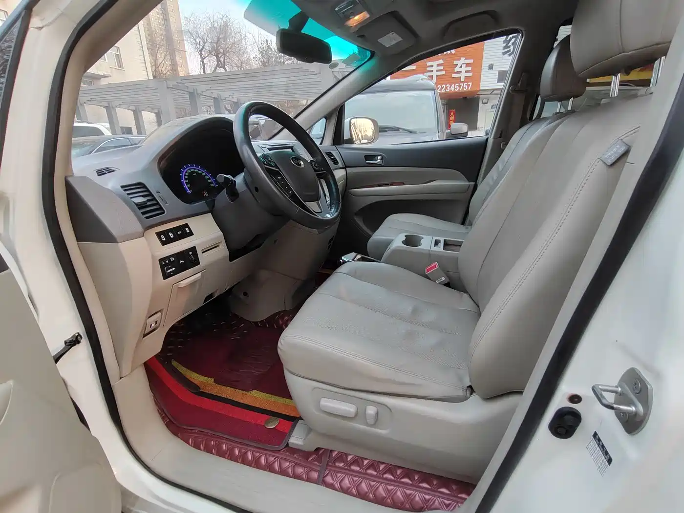 BYD M6 2015 2.4L Automatic Premium Edition фото 7