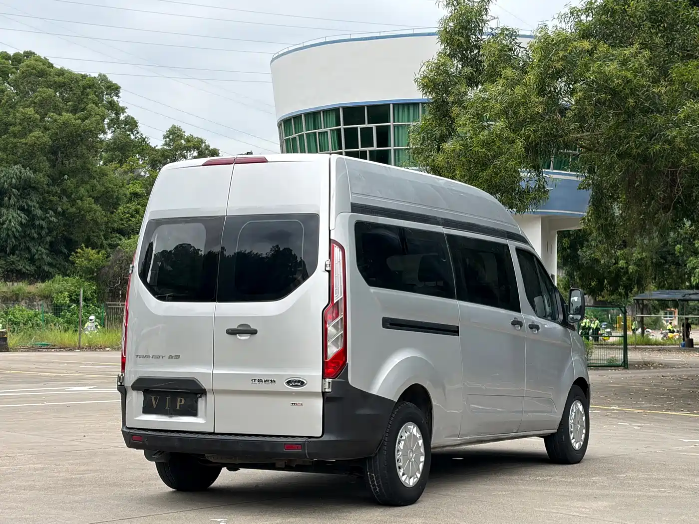 Ford Transit 2020 2019 2.0T Diesel Multi-Purpose Commercial Vehicle Medium Wheelbase Medium Roof 6-Seater China VI