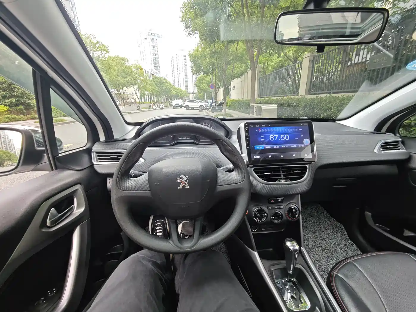 Peugeot 2008 2015 1.6L Automatic Cool Edition фото 9