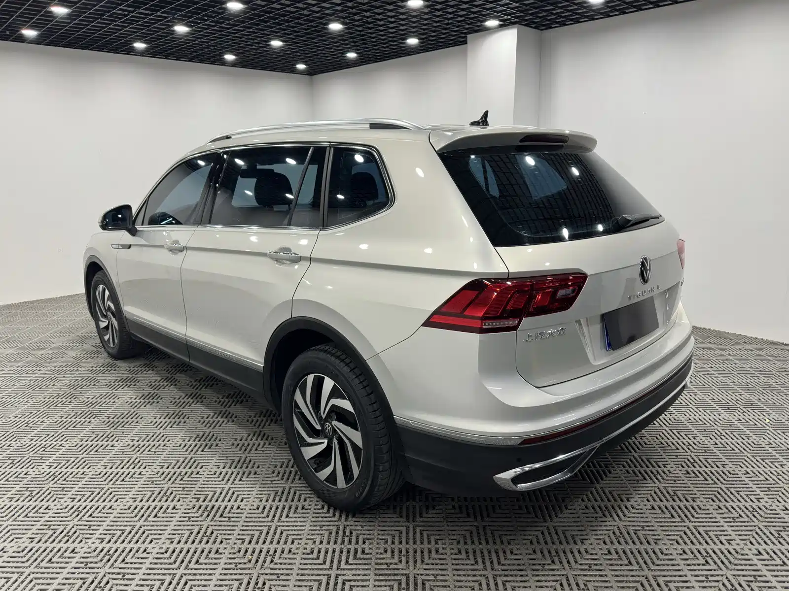 صورة 9 - Volkswagen Tiguan L