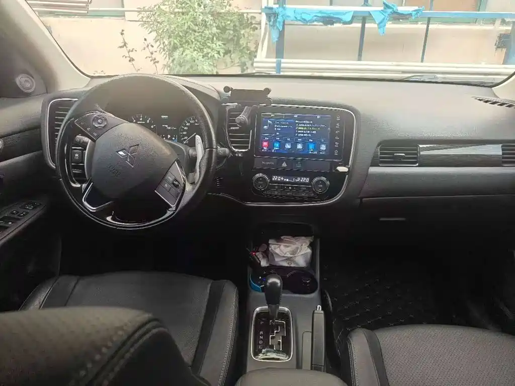 Photo 5 - Mitsubishi Outlander