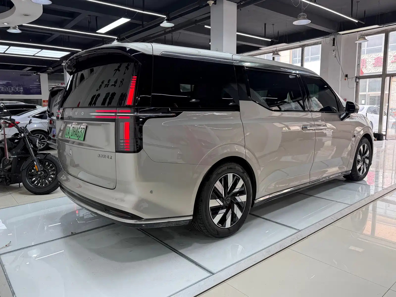 Фото 6 - Volvo EM90