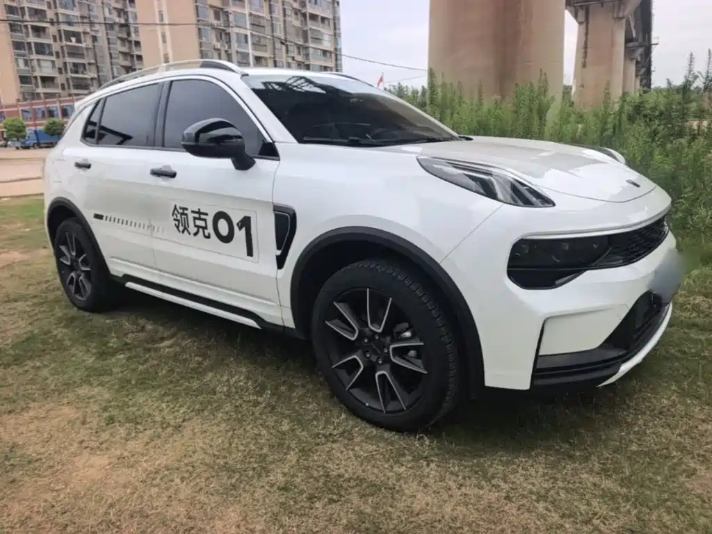 Фото 4 - Lynk & Co 01