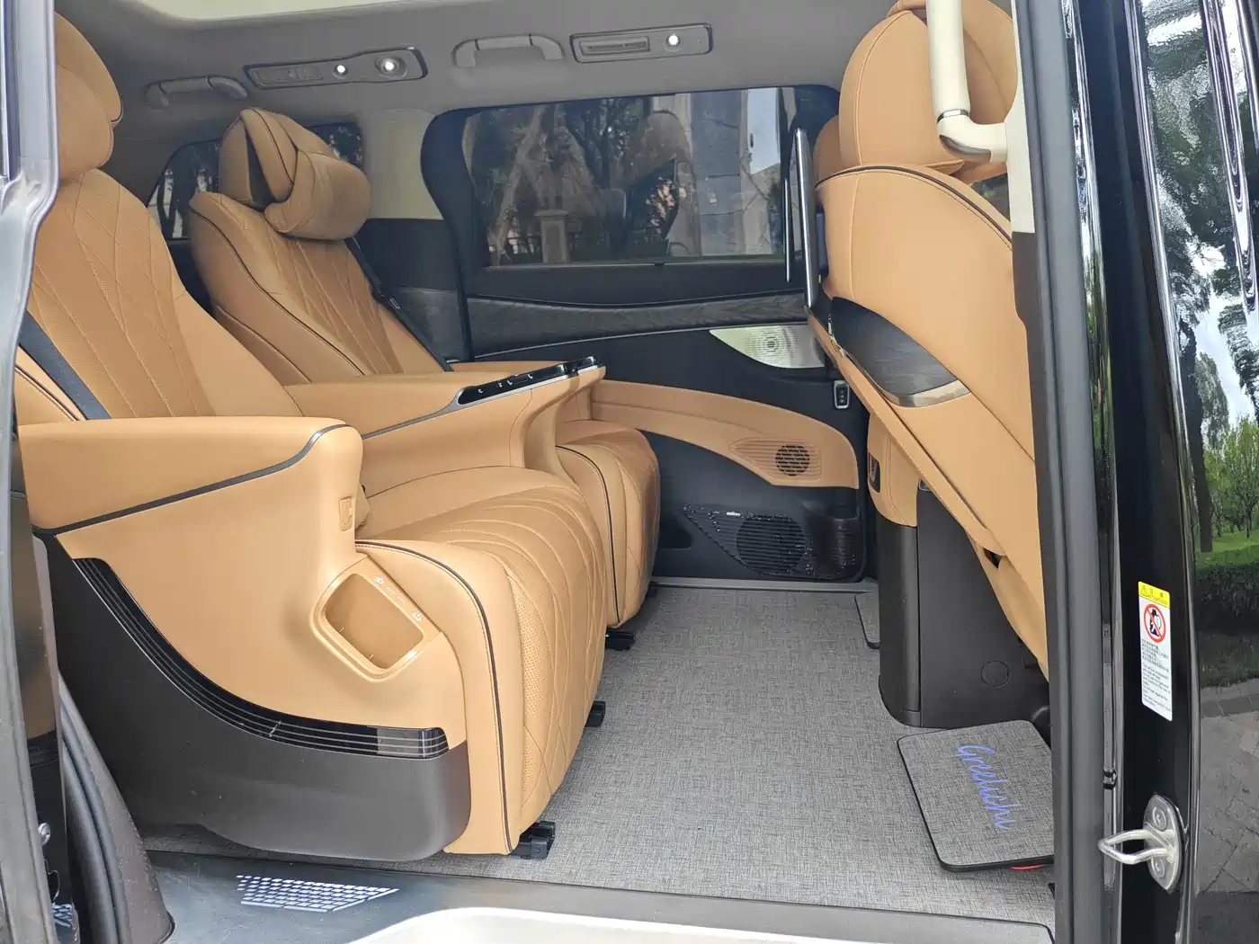 Denza D9 2025 2024 DM-i 980 AWD Premium