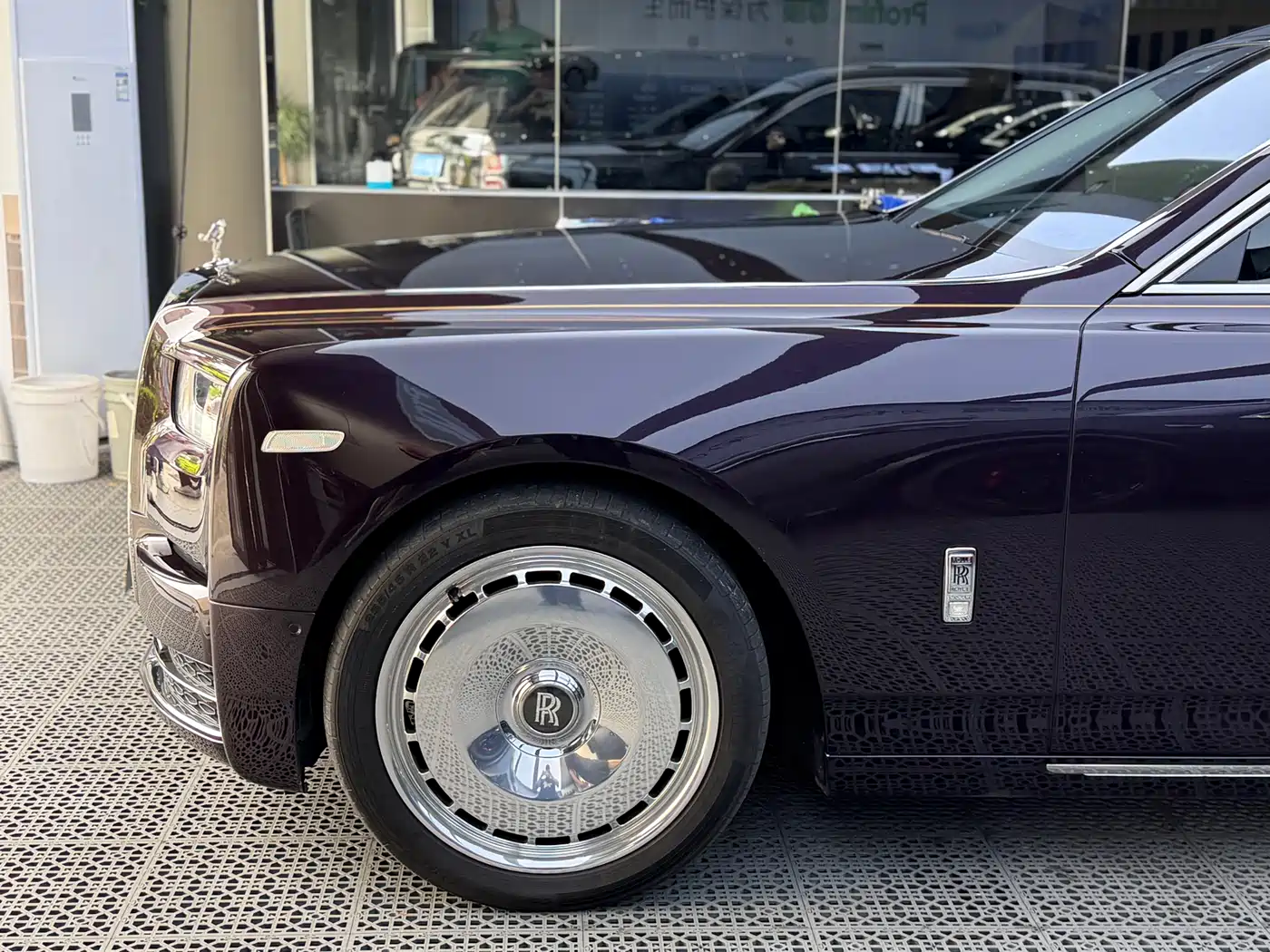 Rolls-Royce Phantom 2018 6.7T Long Wheelbase Version фото 3
